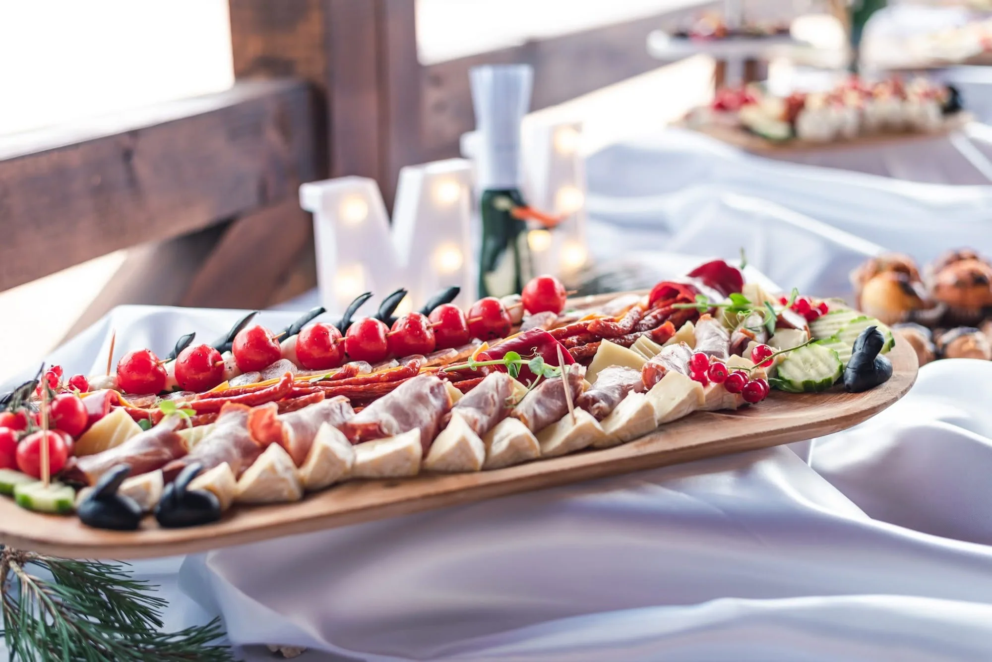 Platou festiv pentru eveniment